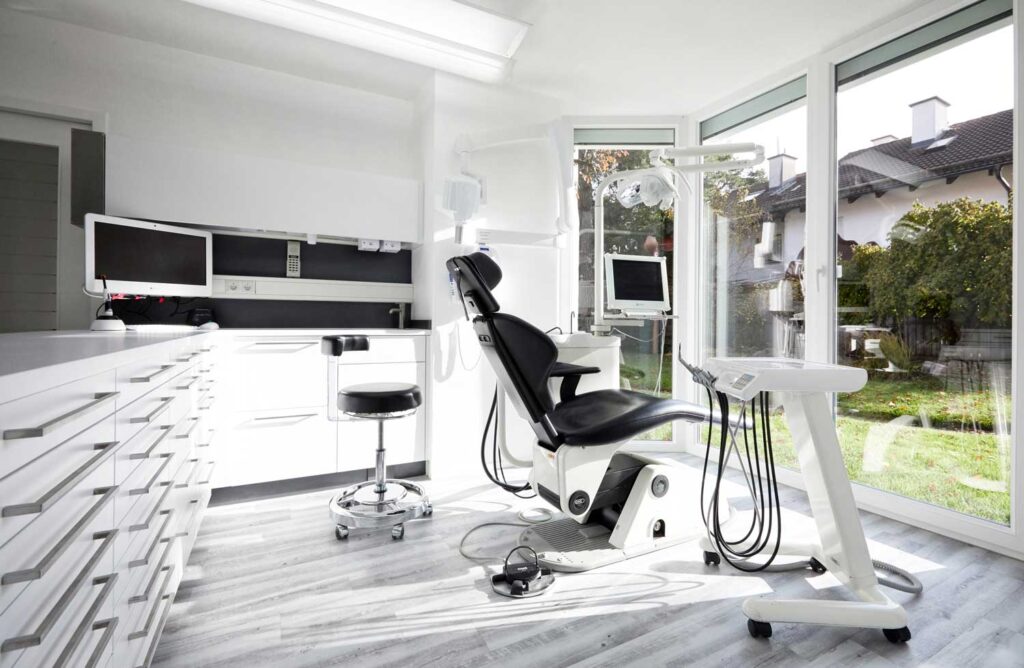 Behandlungszimmer Zahnarztpraxis Neubiberg